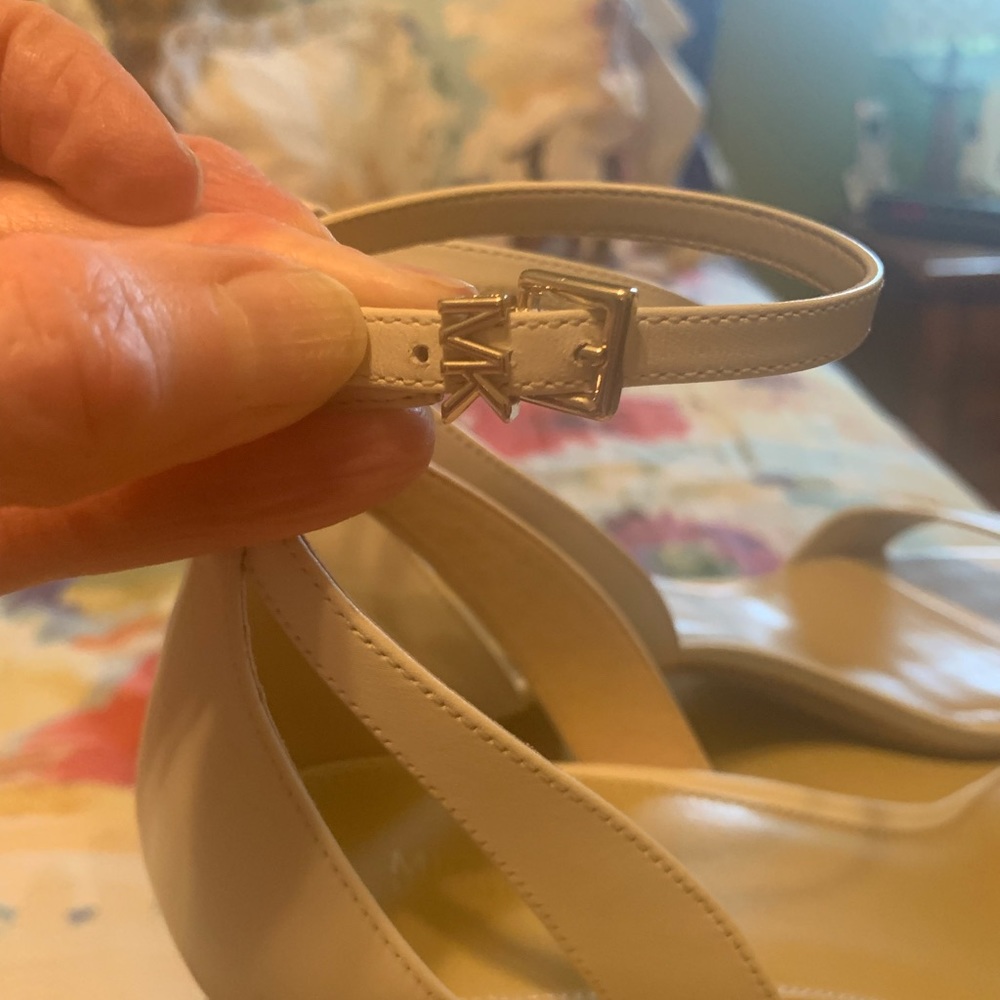 Michael Michael Kors Like New Leather Dress Sandals. Beautiful light cream, 10. - Picture 4 of 7